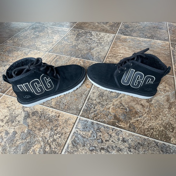 UGG Neumel Graphic Outline Chukka- Black, Big Kid’s Size 6 - Picture 1 of 9